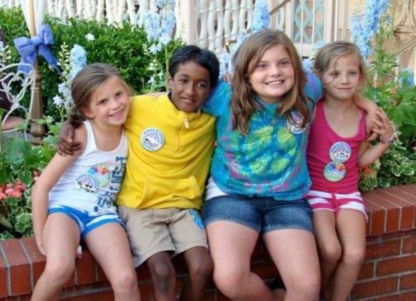 kids-sitting-on-a-bench